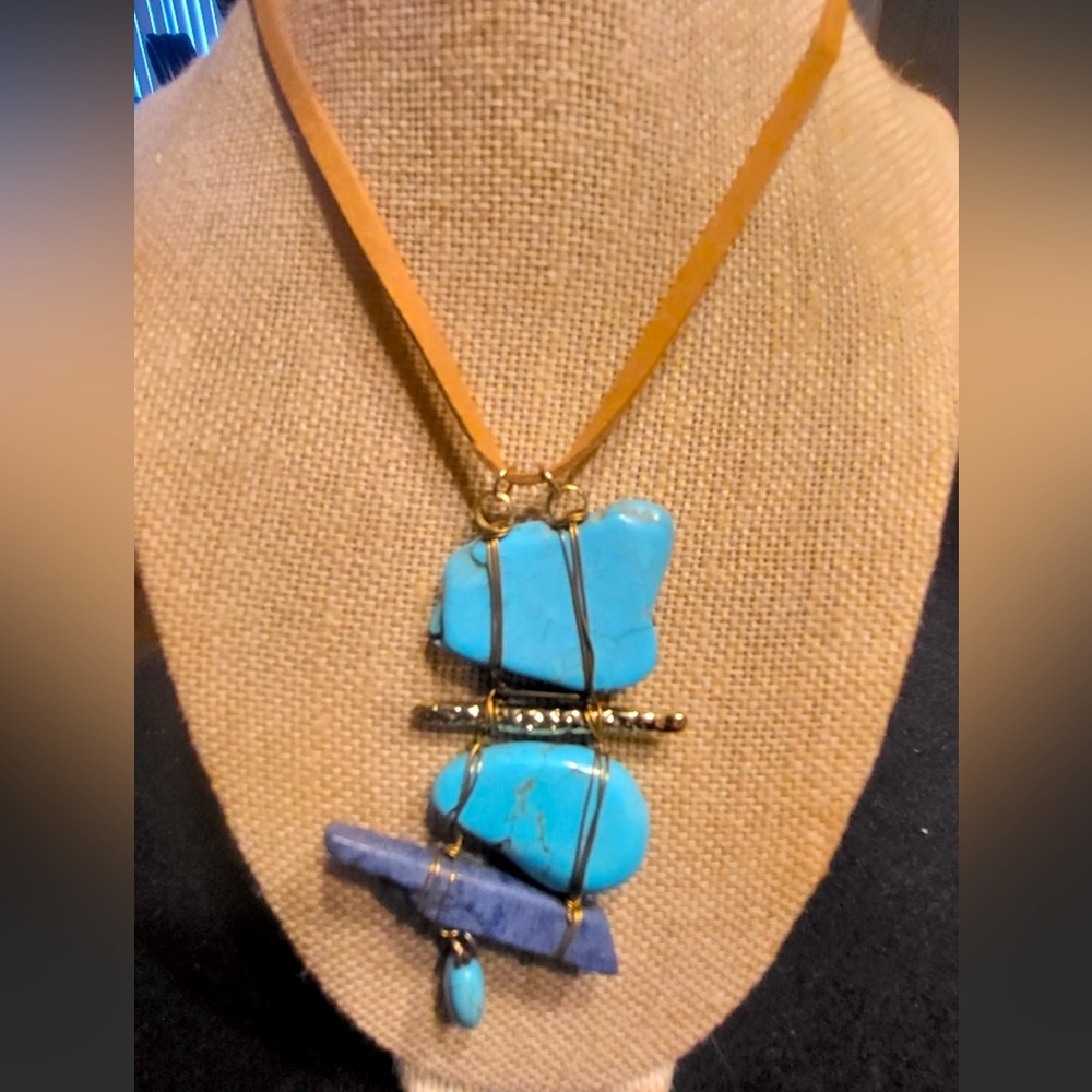 GORGEOUS STONE NECKLACE SO UNIQUE AND FUN!!